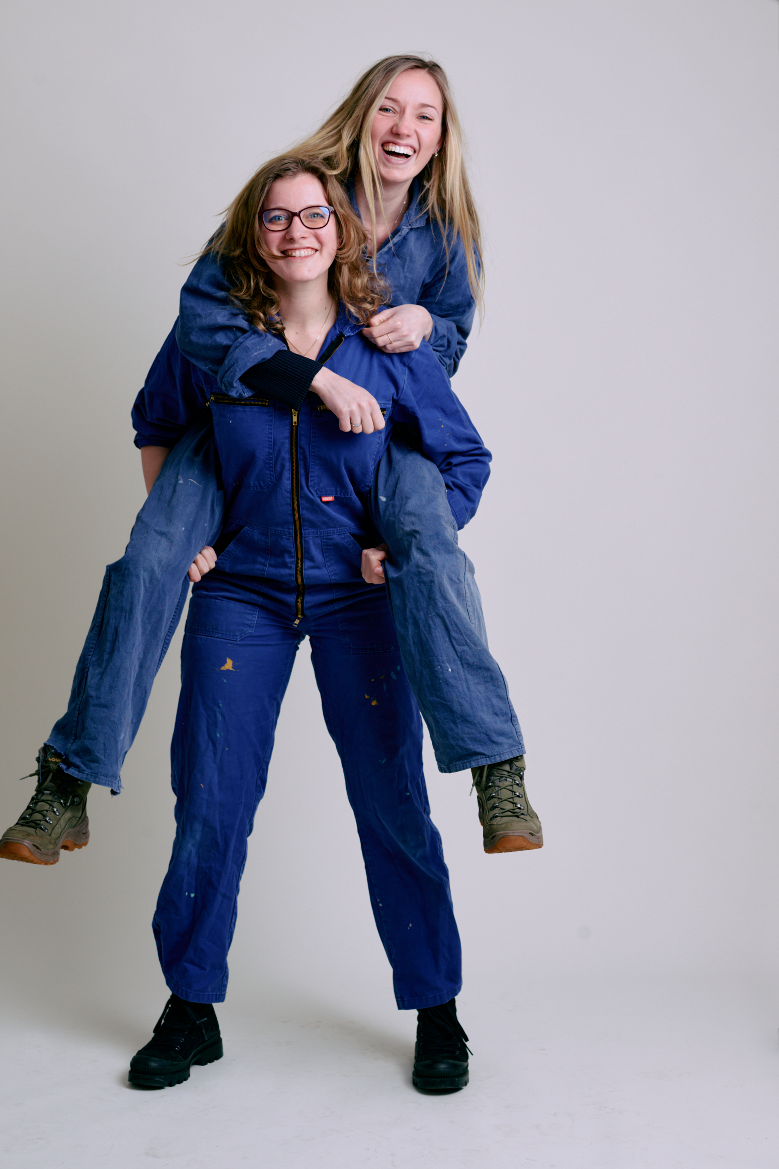 Femke en Maria Nel in werk kleding